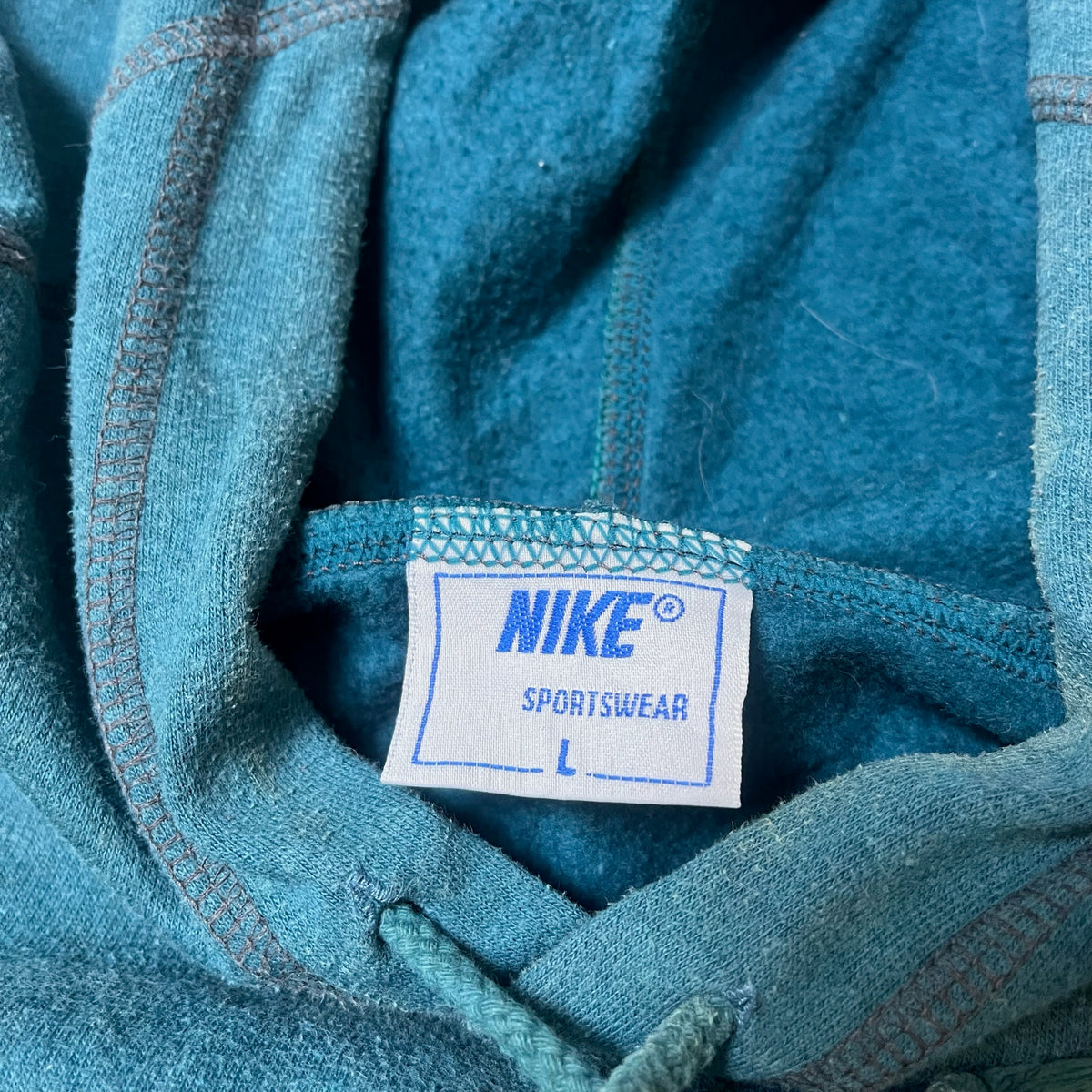 Étiquette de taille Nike Sportswear L à l’intérieur du sweat