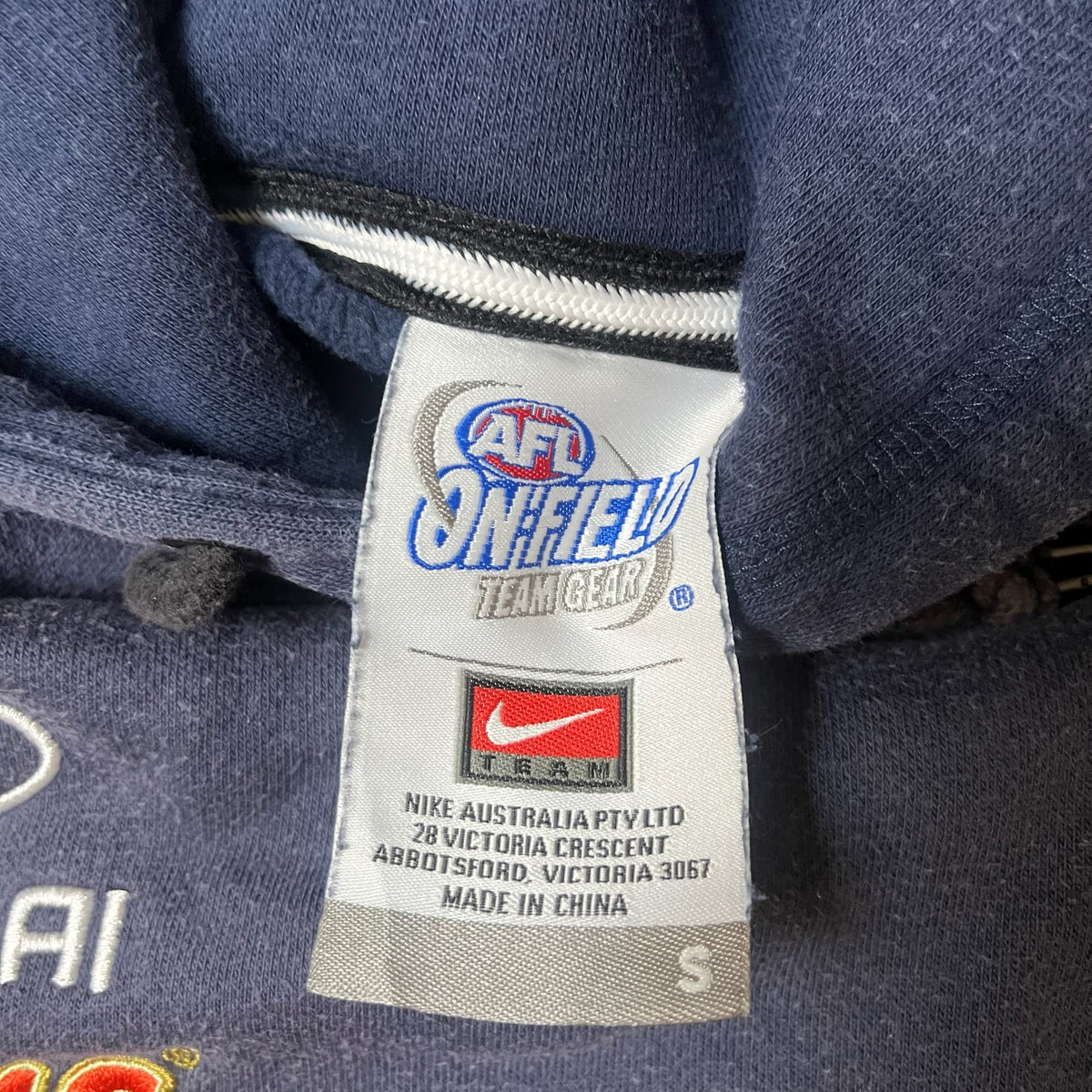 Étiquette Nike Team Gear taille S sur sweat bleu marine
