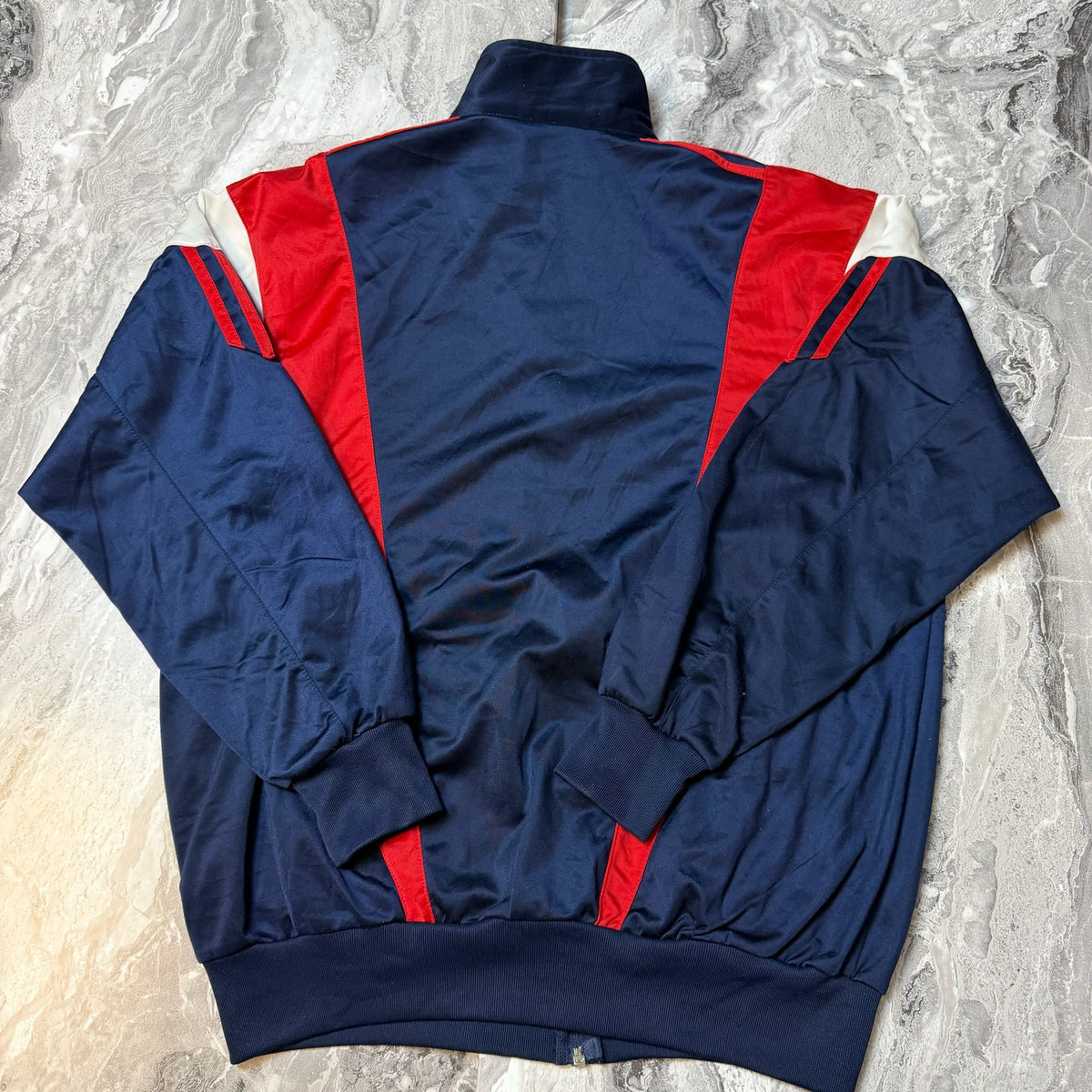 Dos de la veste Adidas retro bleu marine et rouge