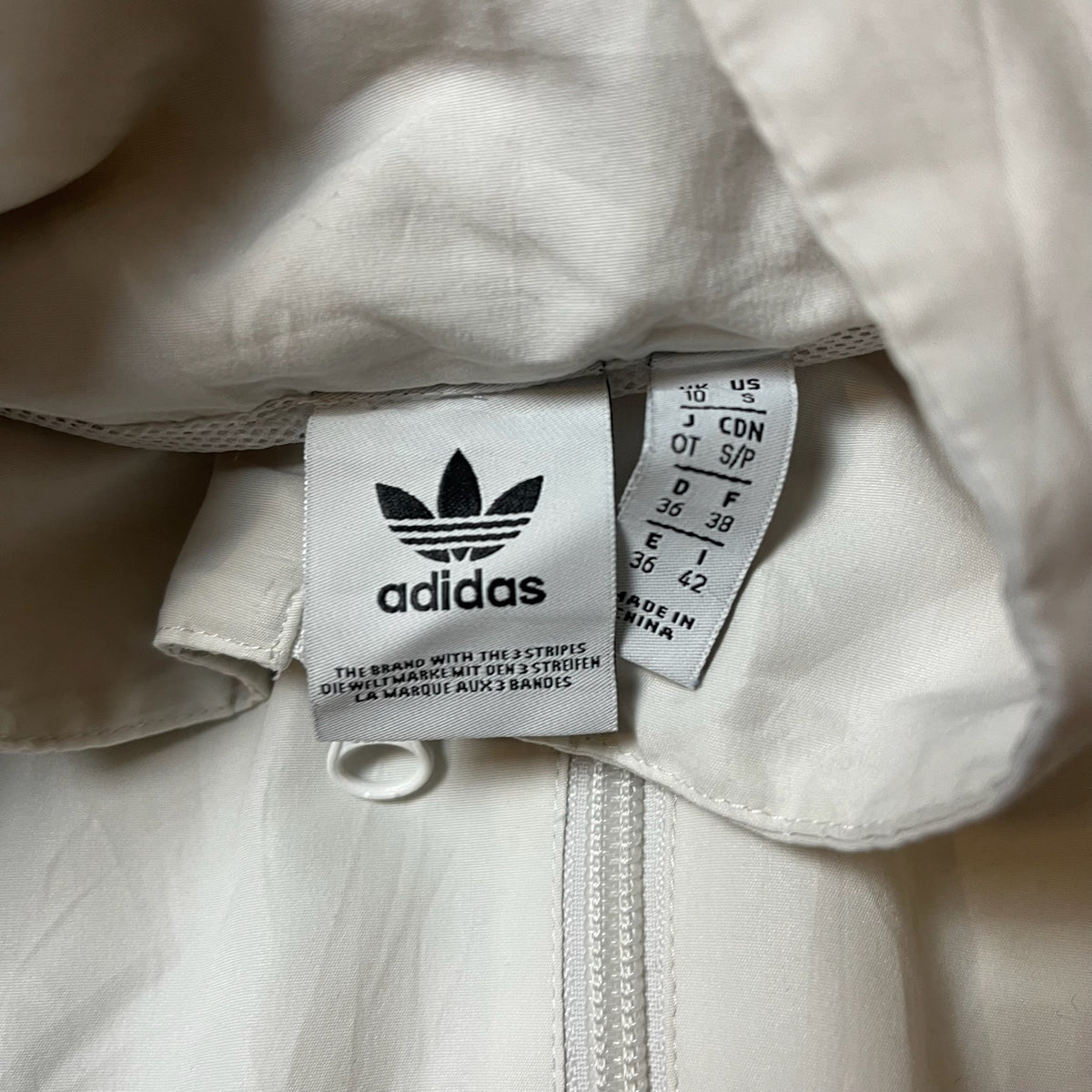 Étiquette Adidas indiquant taille S et informations de fabrication