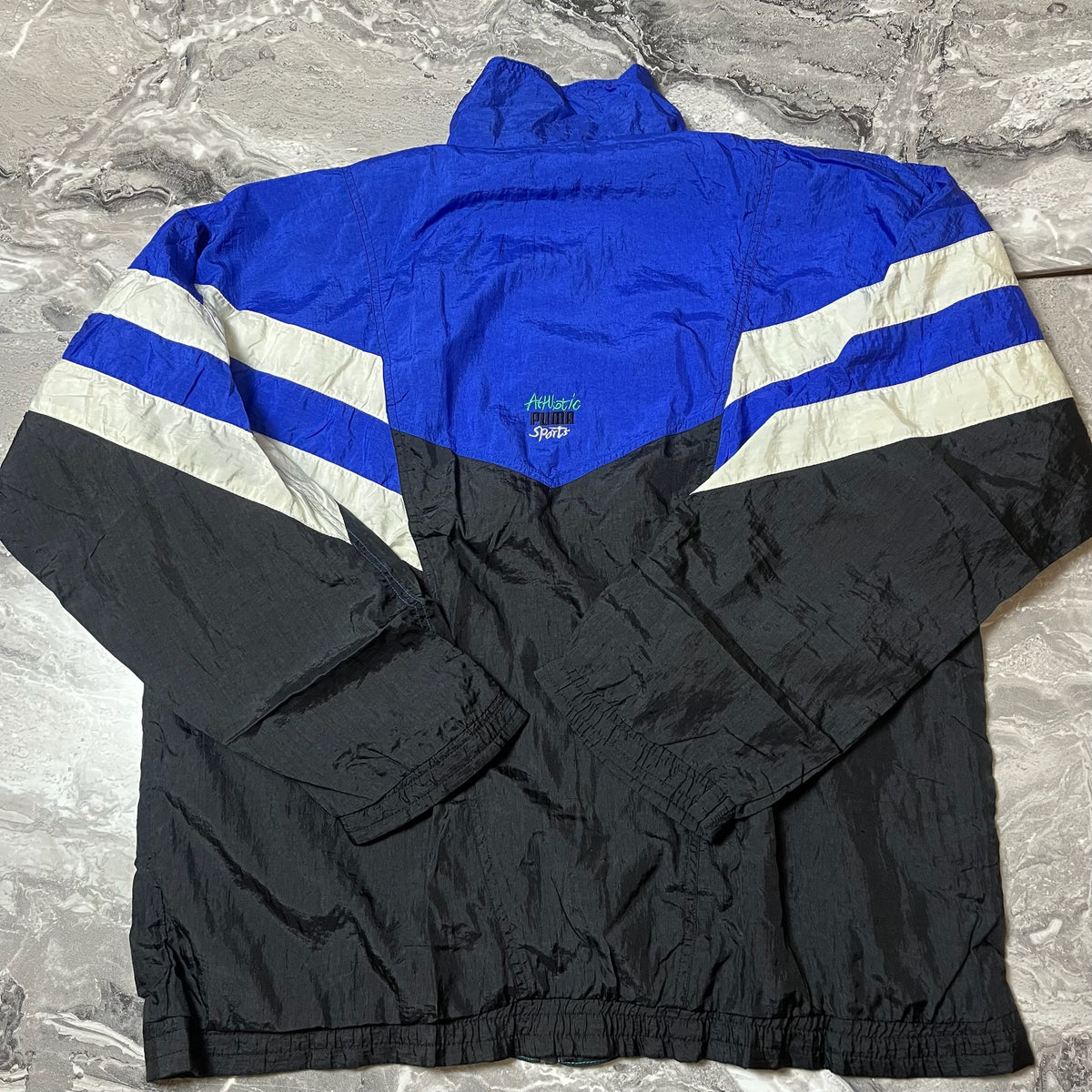 Dos de la veste coupe-vent Puma multicolore avec motifs chevrons