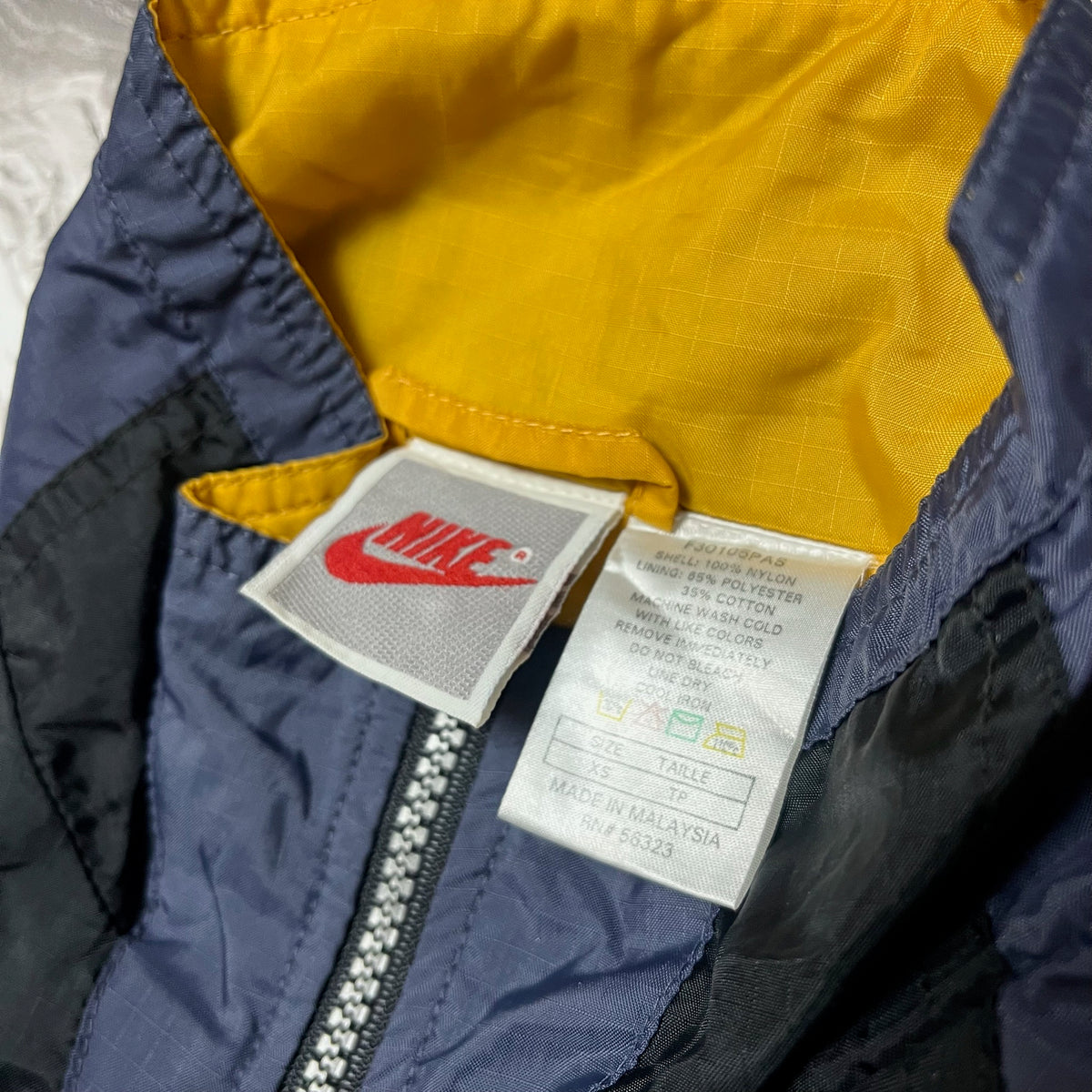 Détail du col et fermeture zippée de la veste Nike