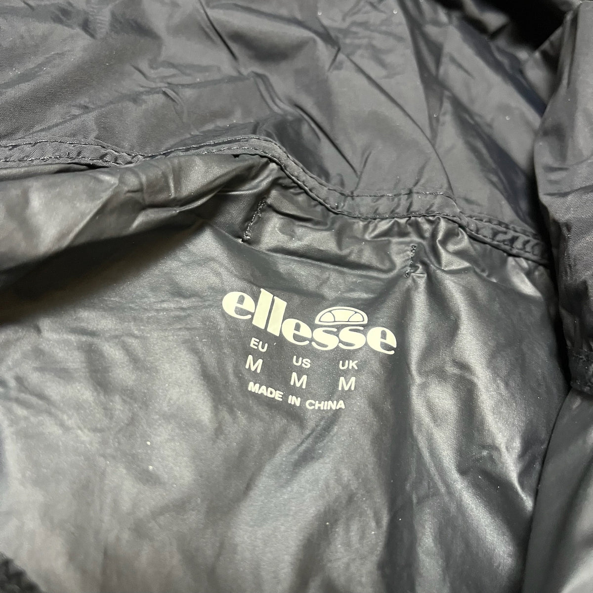 Détail de l’étiquette de taille Ellesse M