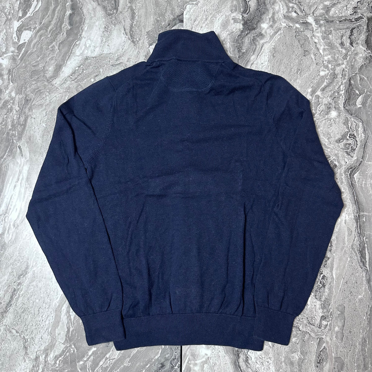 Dos du pull Lacoste bleu marine avec col montant zippé
