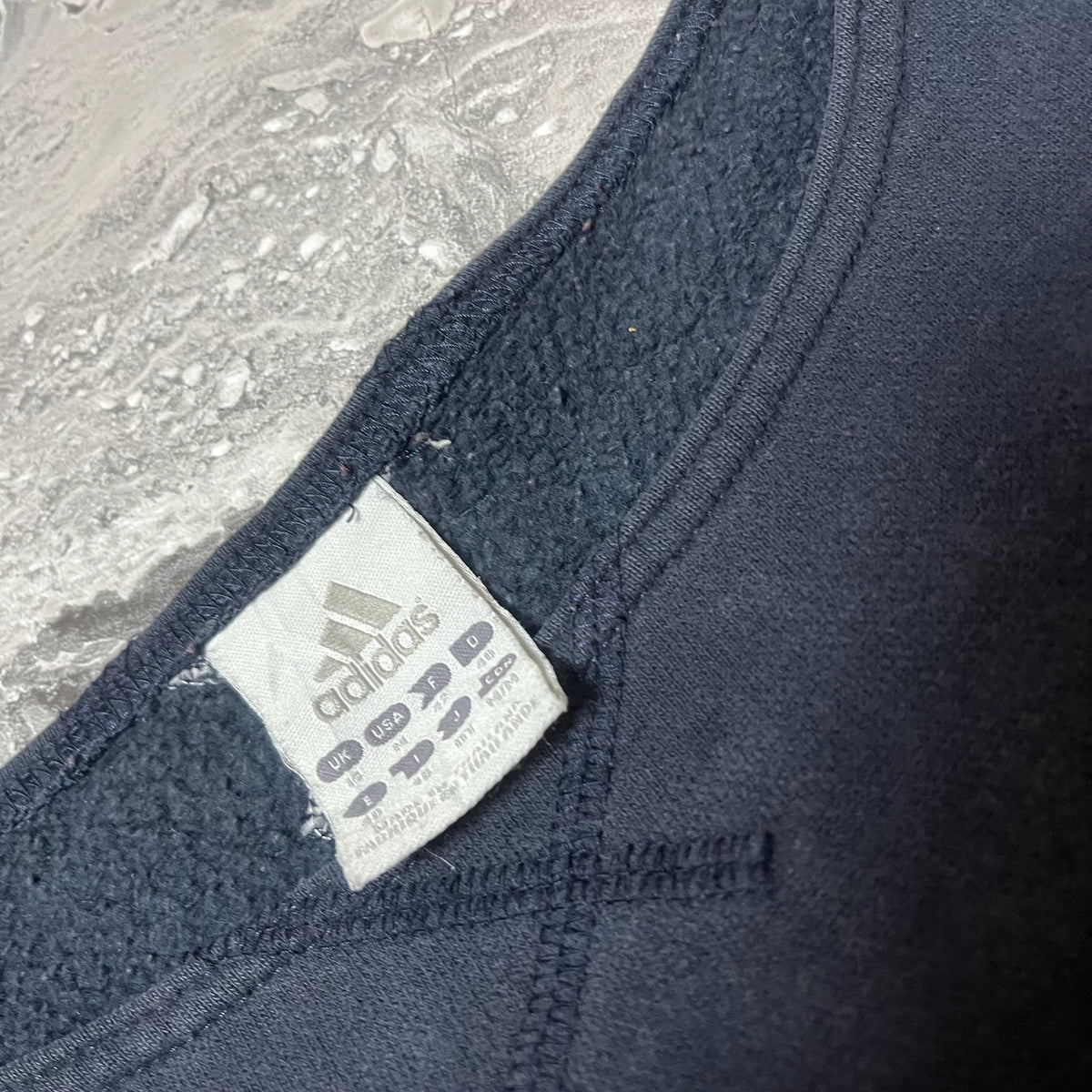 Étiquette Adidas taille S à l’intérieur du sweat