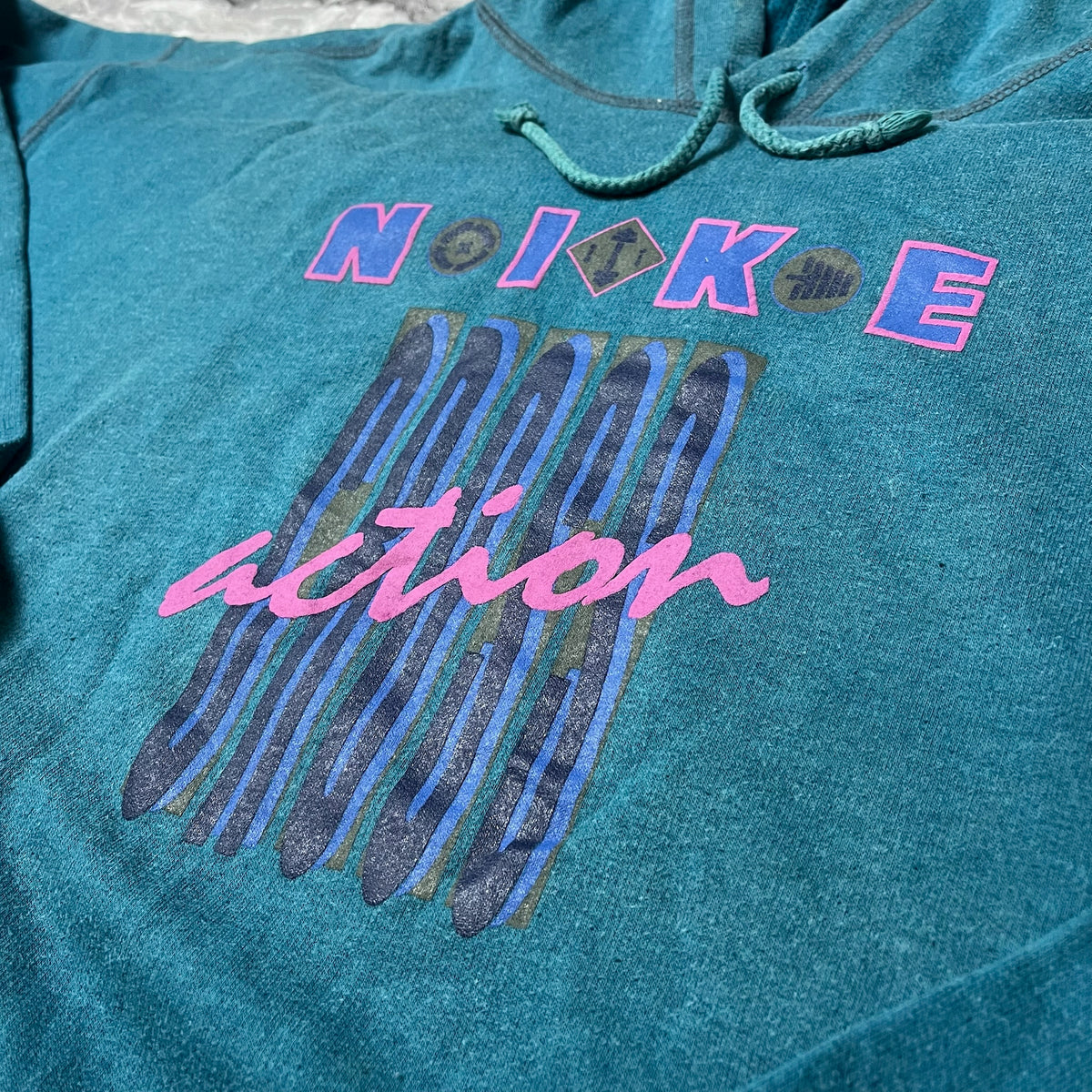 Détail impression graphique colorée sweat Nike bleu canard