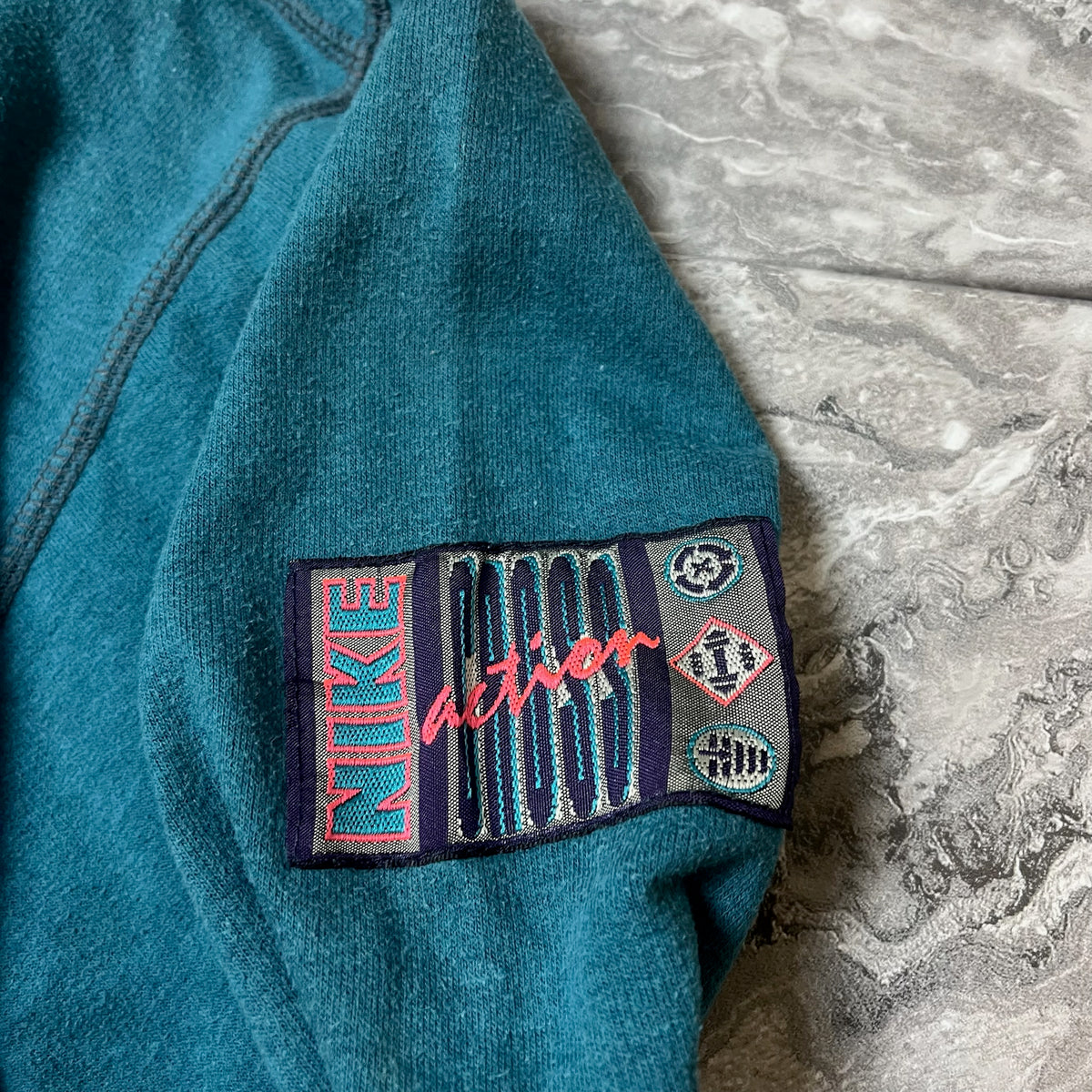 Patch brodé Nike Sportswear sur la manche du sweat bleu