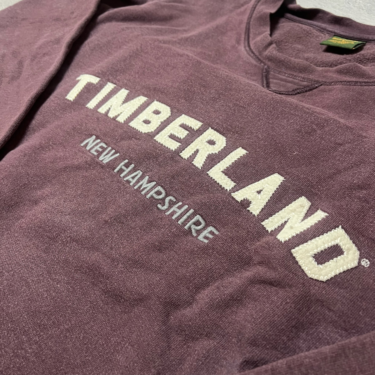 Détail logo brodé blanc sur sweat Timberland bordeaux