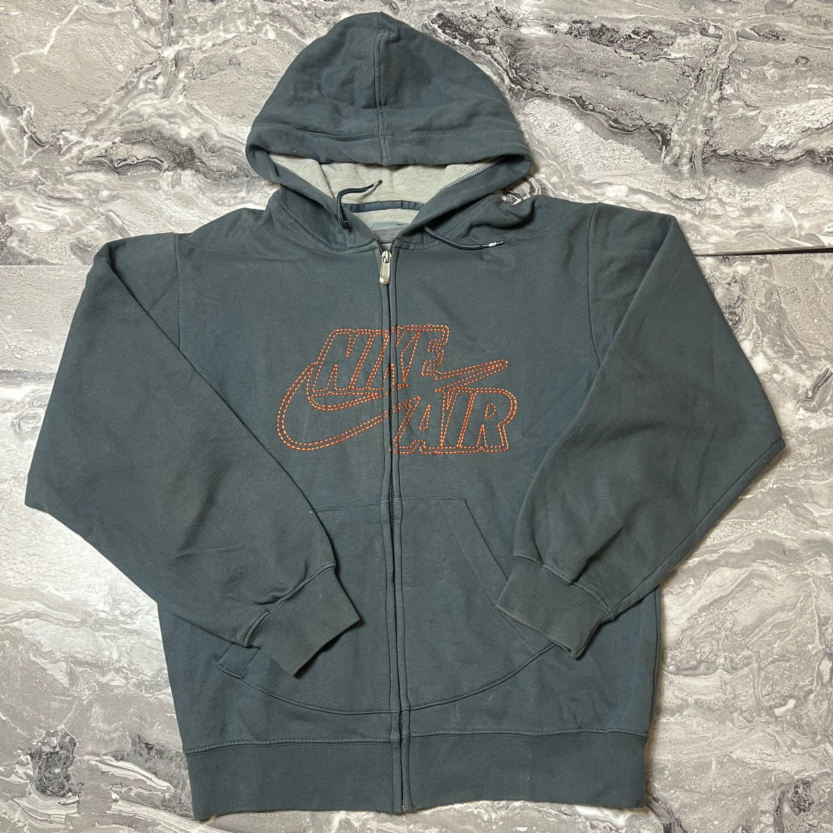 Sweat Nike Air gris foncé zippé avec capuche et logo orange vue de face