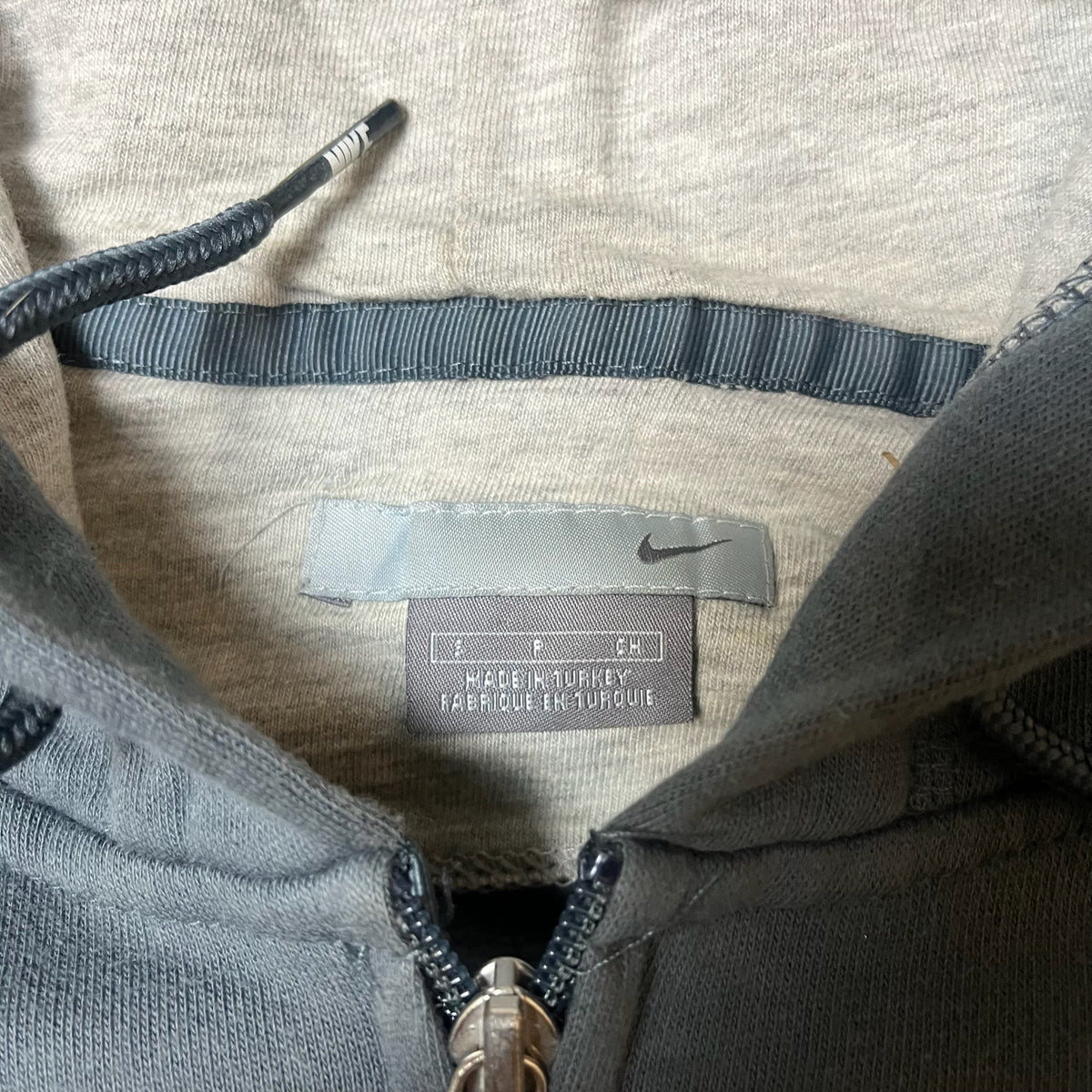 Étiquette intérieure Nike indiquant taille S