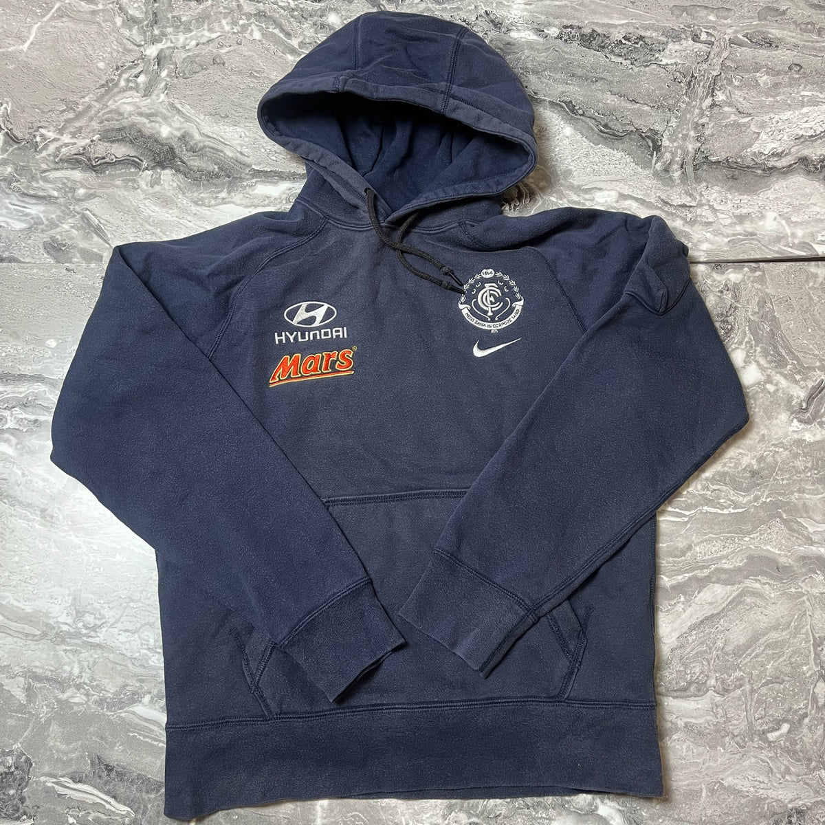 Sweat Nike bleu marine avec capuche et logos sportifs vue de face