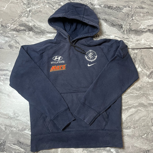 Sweat Nike bleu marine avec capuche et logos sportifs vue de face