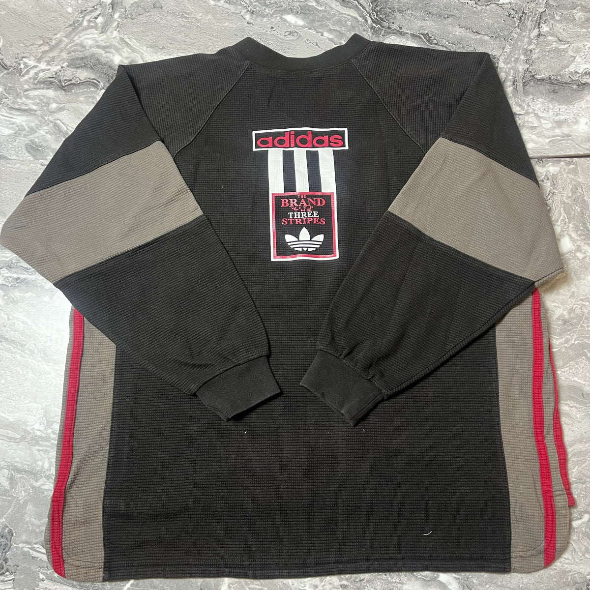 Dos du sweat Adidas noir avec logo imprimé