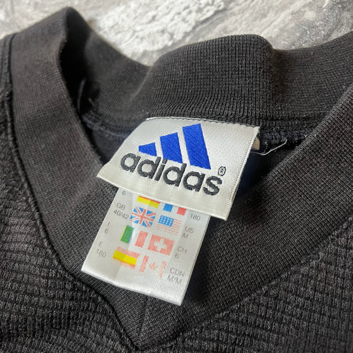 Étiquette Adidas indiquant la taille M