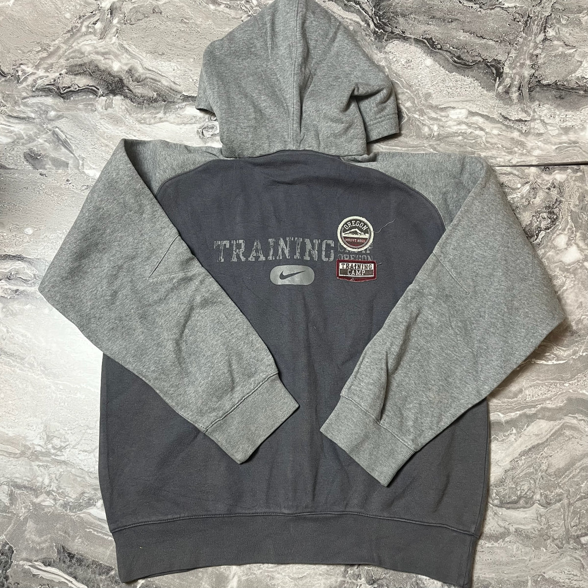 Dos du sweat Nike avec inscriptions "TRAINING CAMP" et patchs