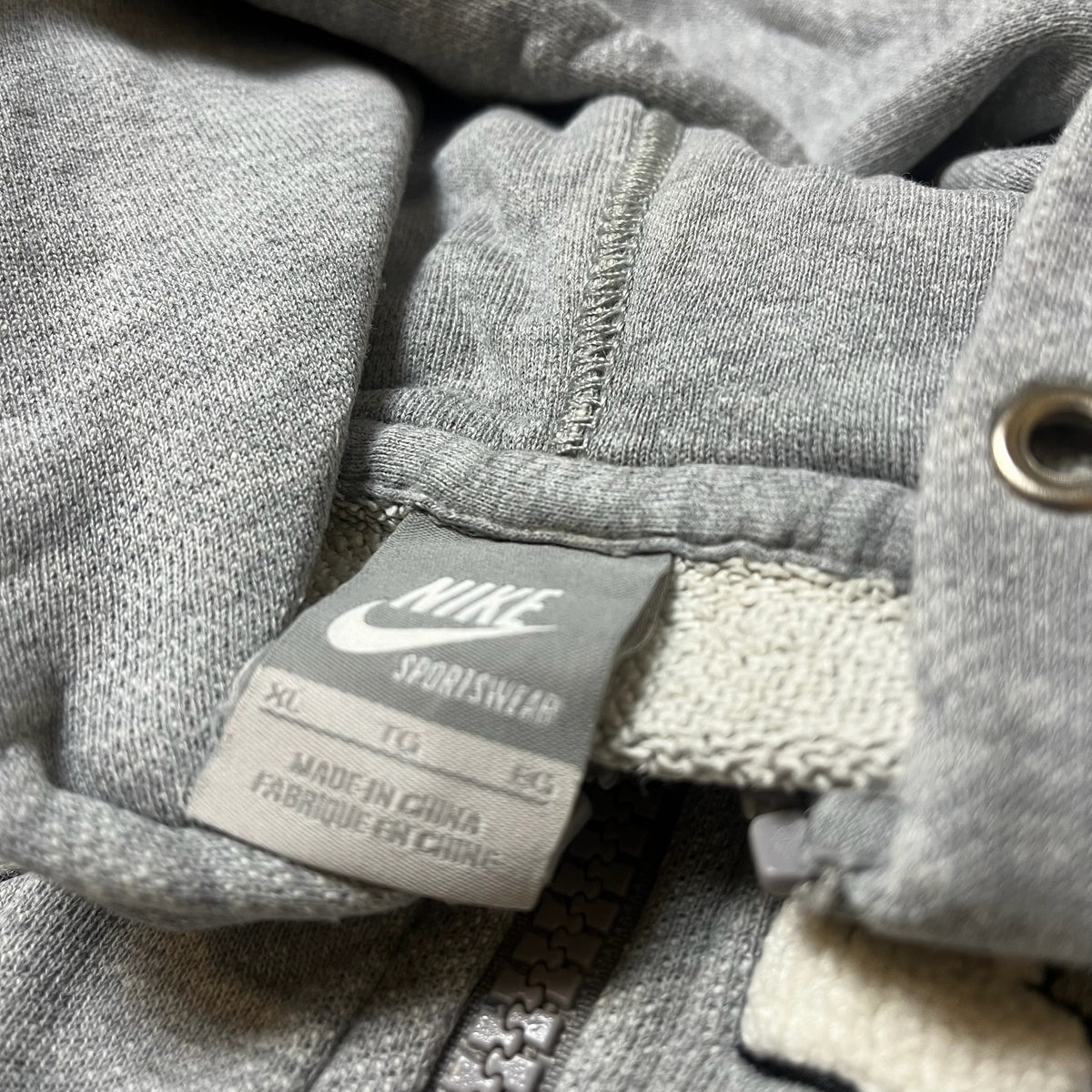 Étiquette Nike Sportwear taille XL à l'intérieur du sweat
