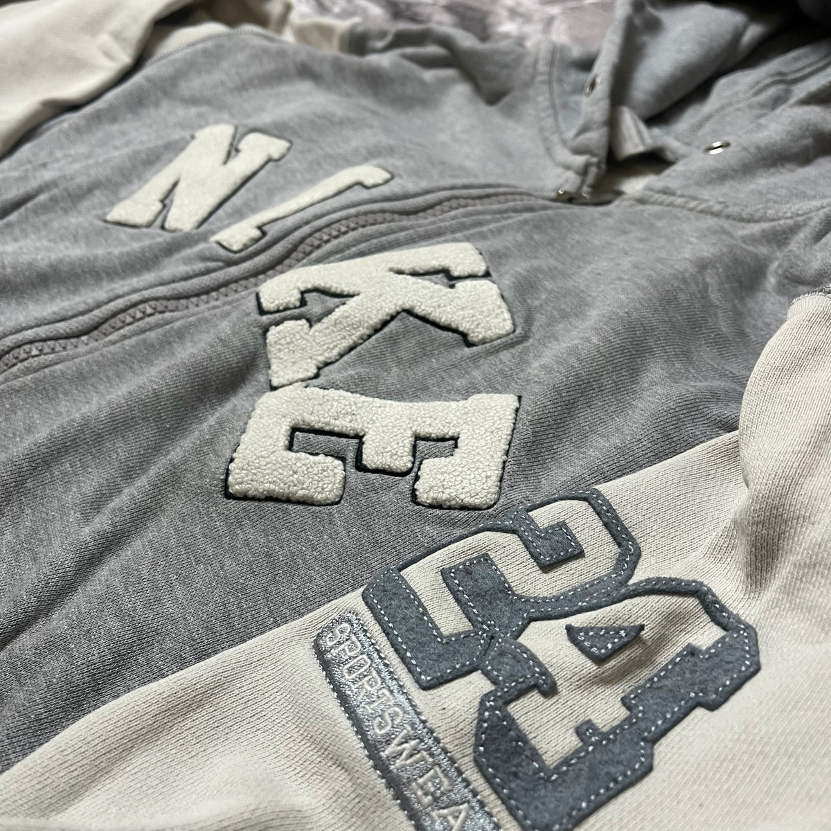 Détail du logo Nike Sportwear en relief sur la poitrine du sweat