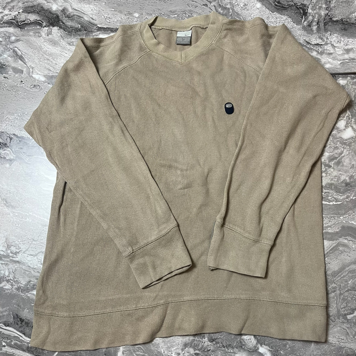 Sweat Nike beige col V vue de face