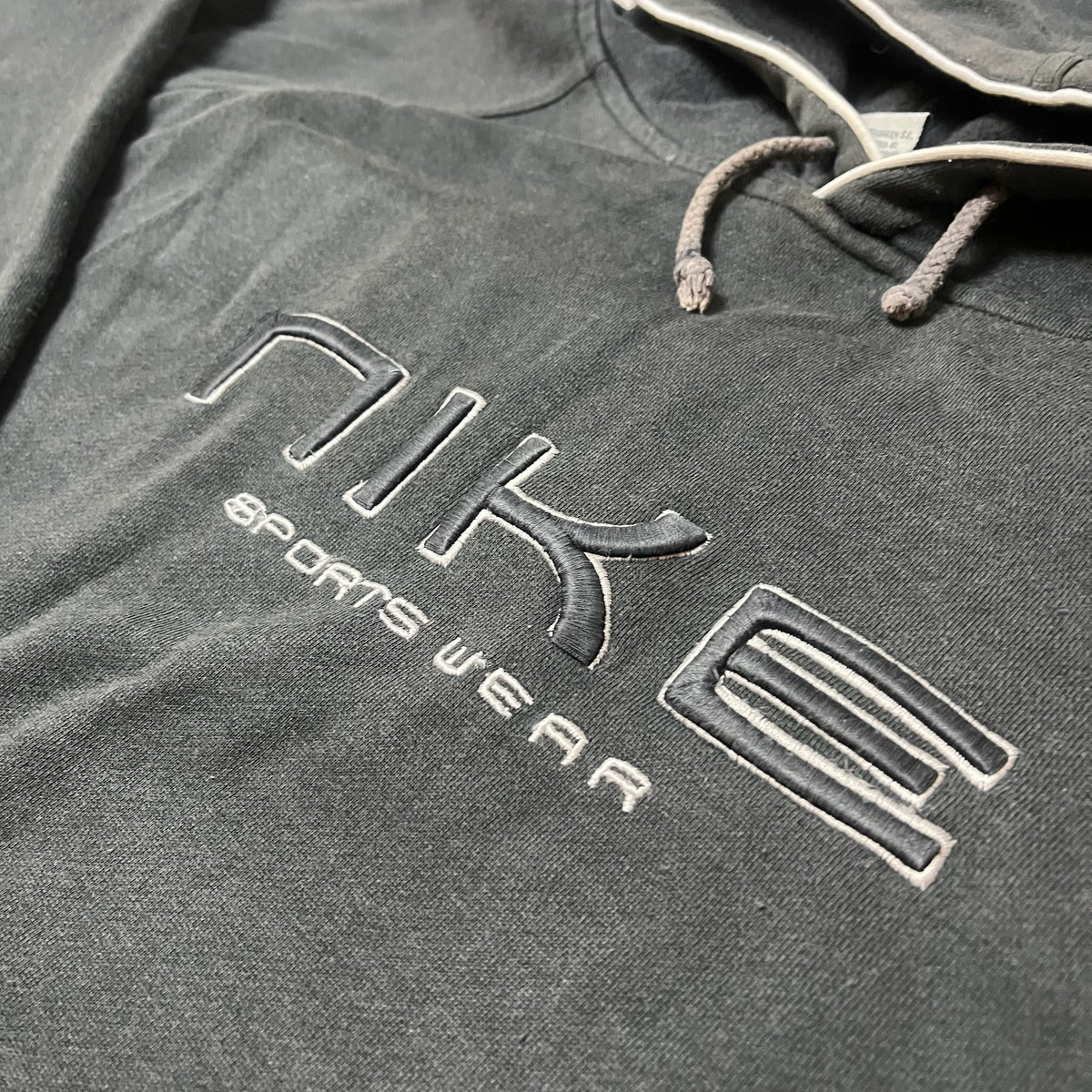 Détail broderie Nike Sportswear sur sweat à capuche noir