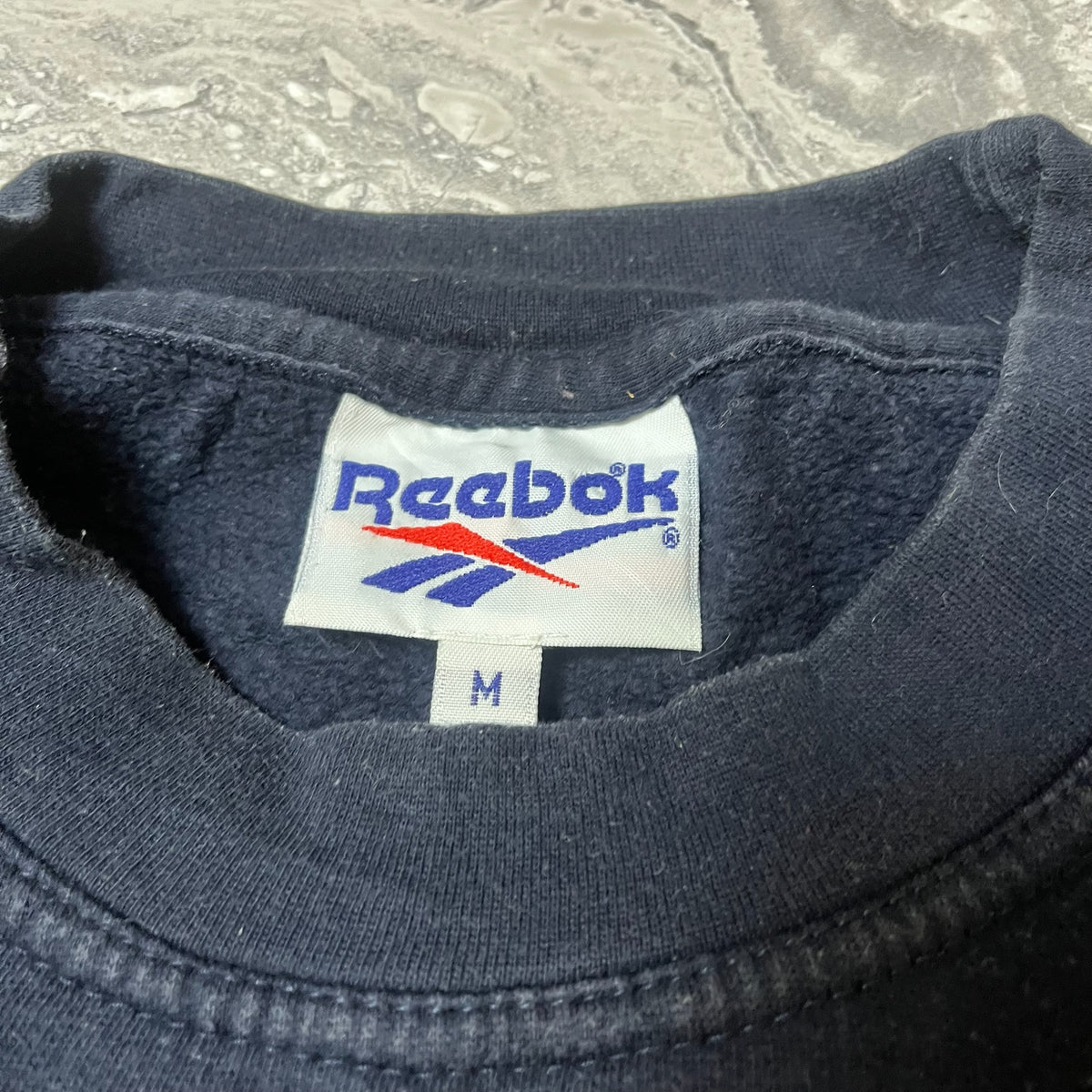 Étiquette Reebok taille M du sweat noir