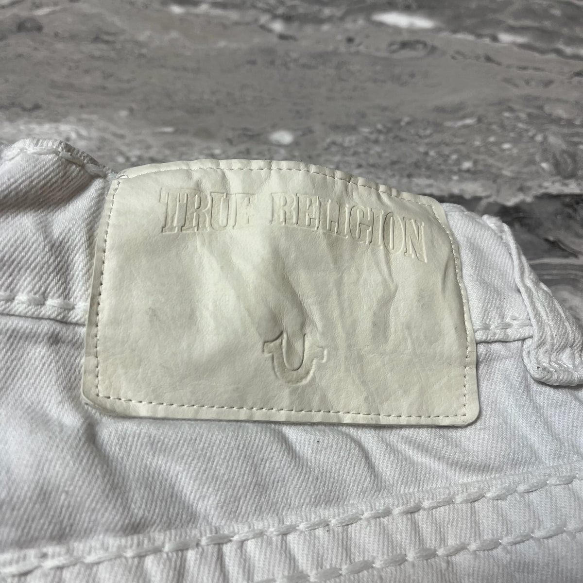 Étiquette embossée True Religion sur jean blanc