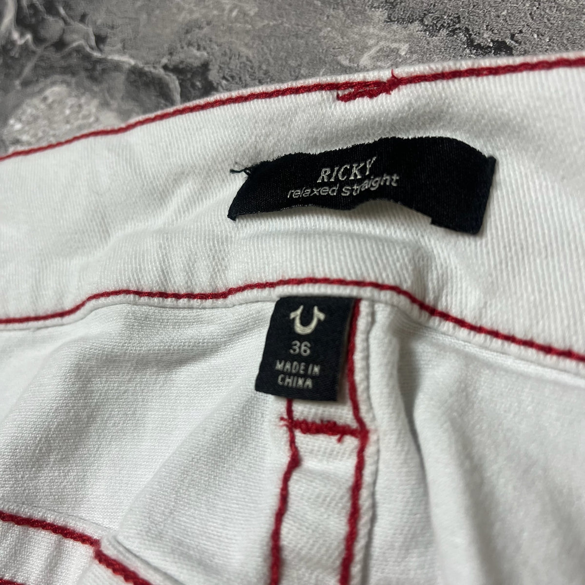 Étiquette taille 36 et coupe relaxed straight sur jean True Religion blanc