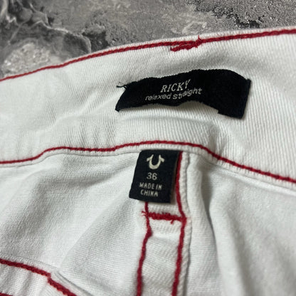 Étiquette taille 36 et coupe relaxed straight sur jean True Religion blanc