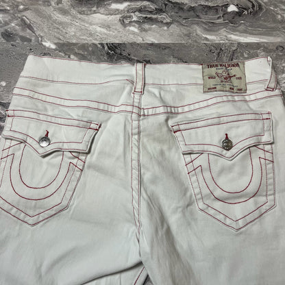 Dos jean True Religion blanc avec poches arrière rabat boutons et surpiqûres rouges