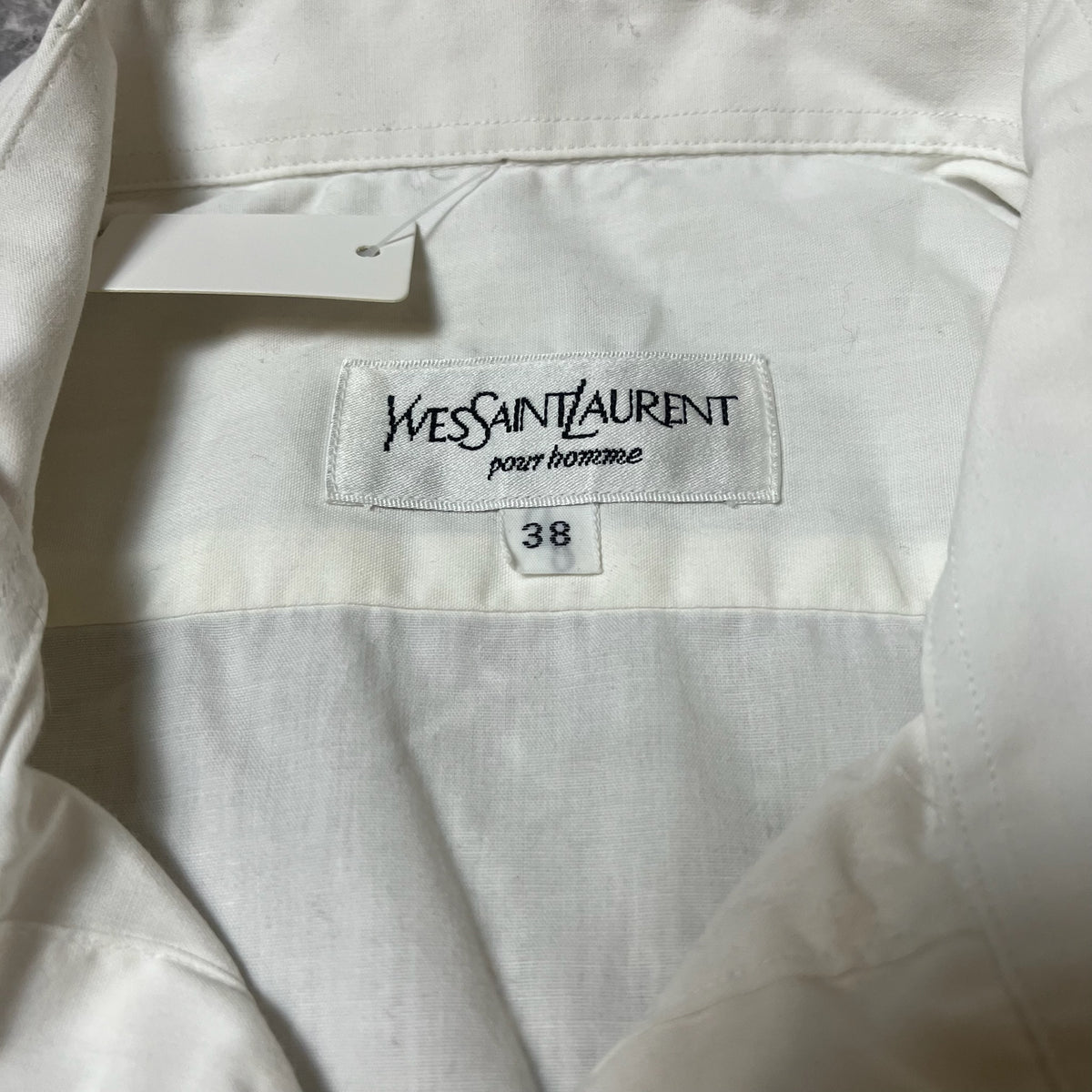 Étiquette de marque Yves Saint Laurent pour homme taille 38 sur la chemise blanche