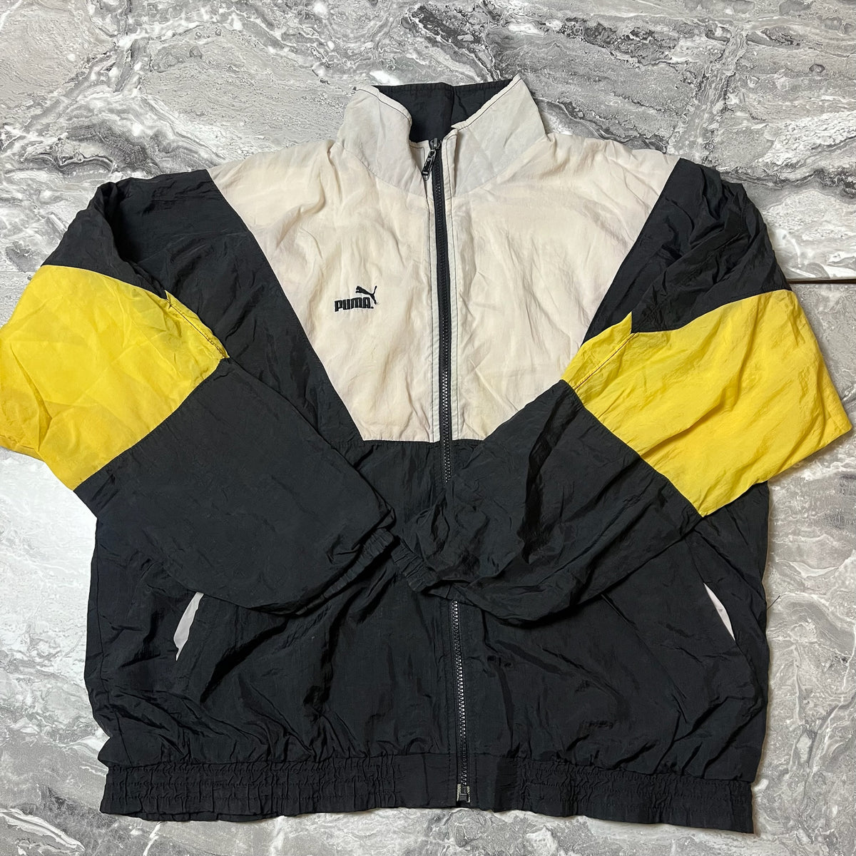 Veste Puma noire blanche et jaune vue de face