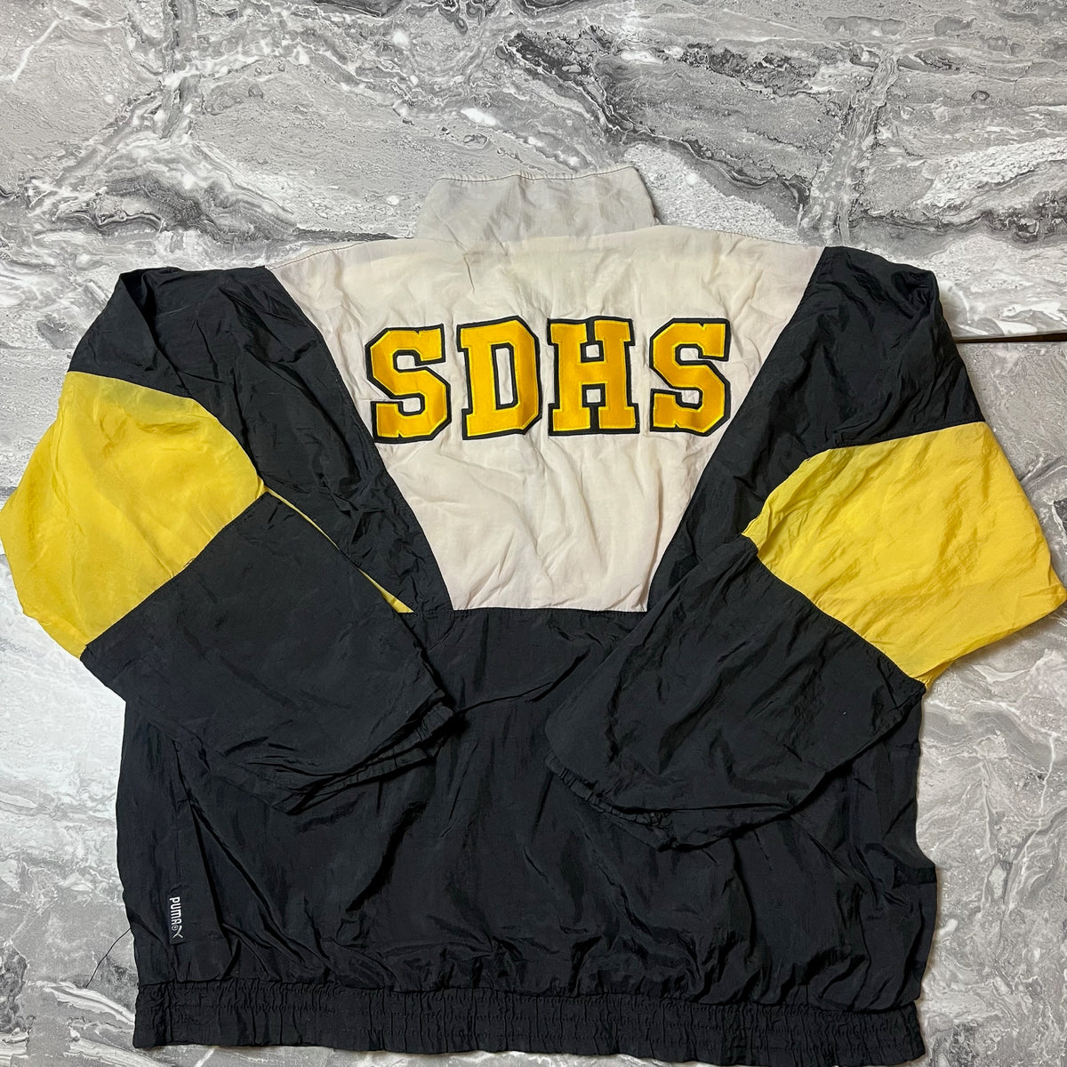 Dos de la veste Puma noire blanche et jaune avec impression SDHS