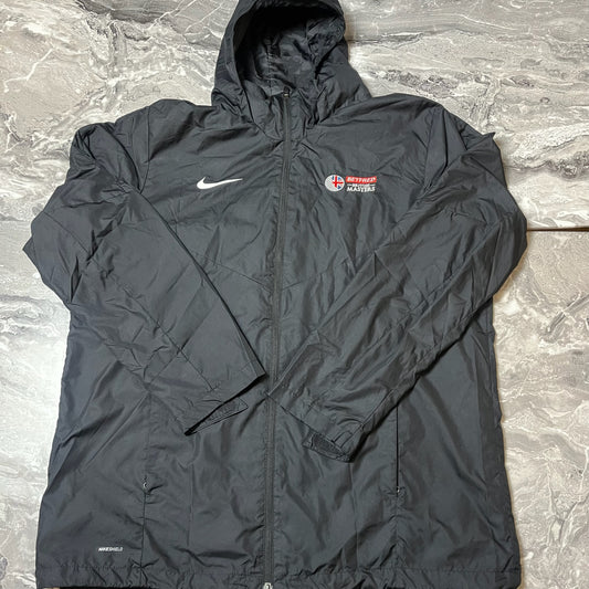 Veste Nike noire imperméable vue de face