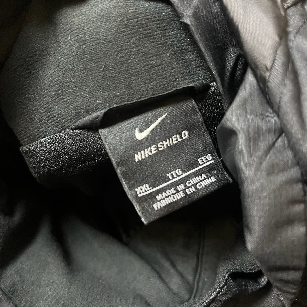 Étiquette Nike Shield taille XXL à l'intérieur de la veste