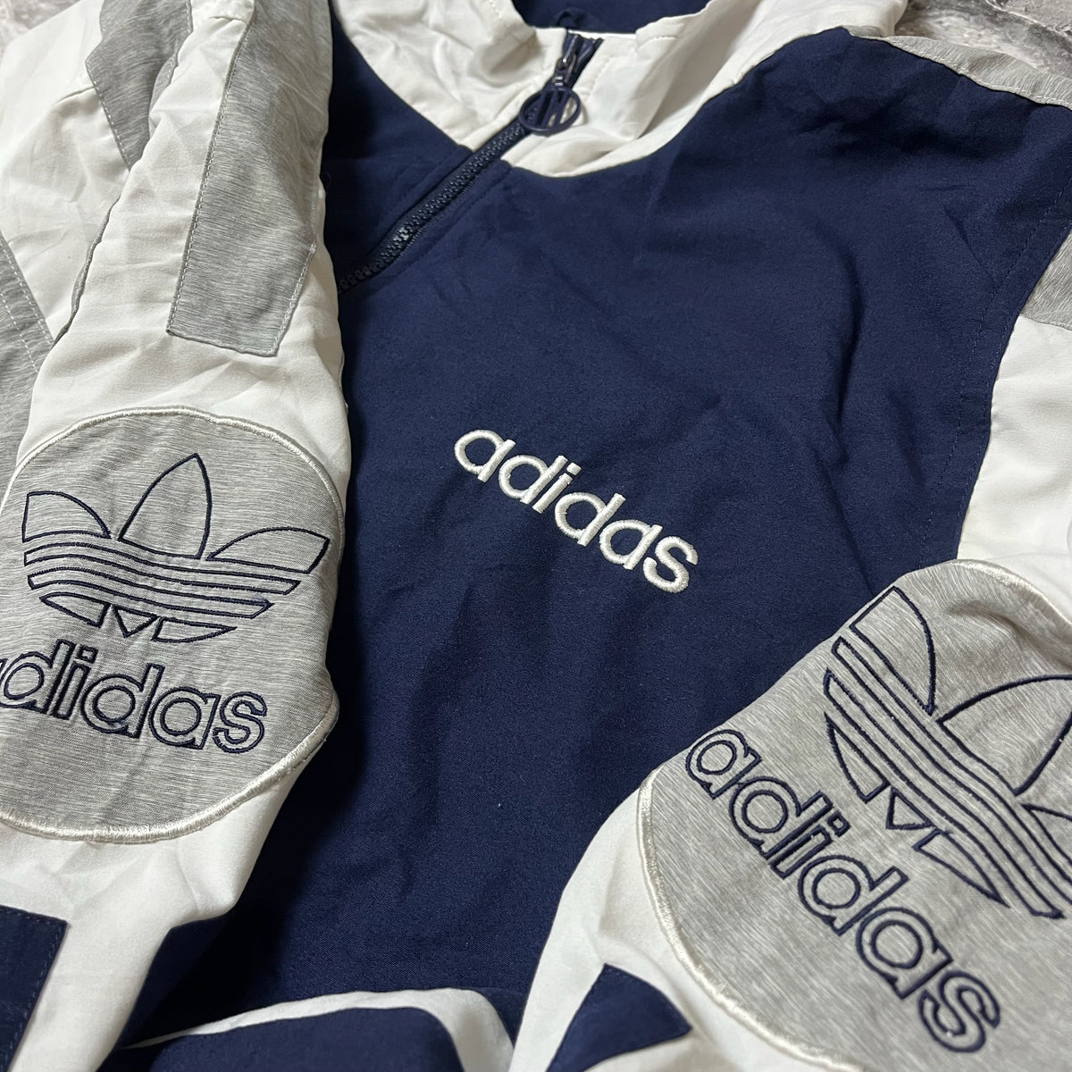 Détail logo Adidas brodé sur la poitrine et coudes