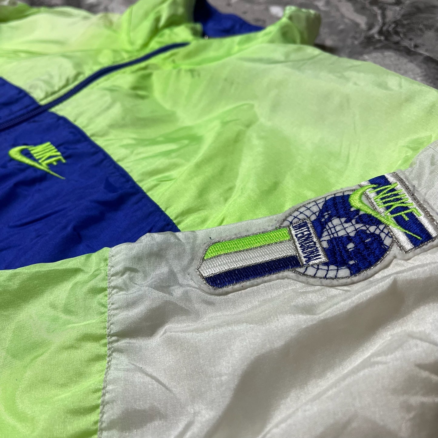 Détail patch Nike International sur la manche gauche de la veste
