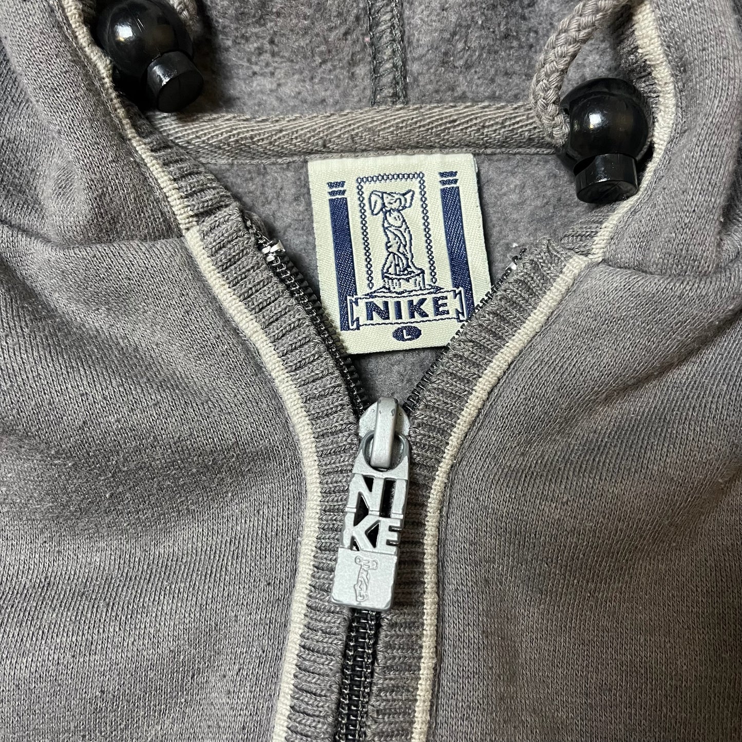 Étiquette intérieure Nike et zip avec logo Nike visible