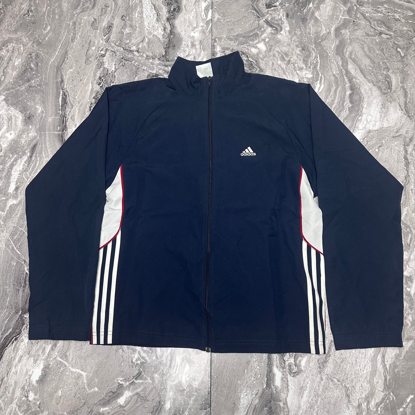 Adidas-Jacke mit Reißverschluss und Logo auf dem Rücken – Größe L (Jungen – 170 cm)