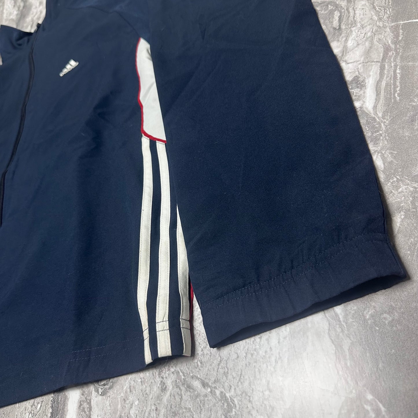 Adidas-Jacke mit Reißverschluss und Logo auf dem Rücken – Größe L (Jungen – 170 cm)