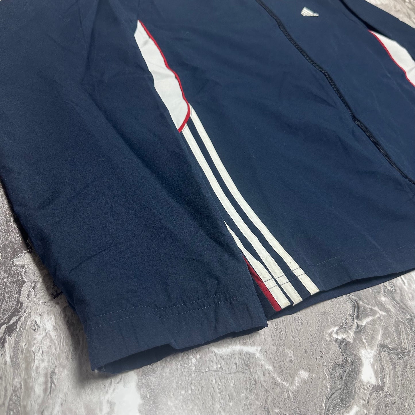 Adidas-Jacke mit Reißverschluss und Logo auf dem Rücken – Größe L (Jungen – 170 cm)