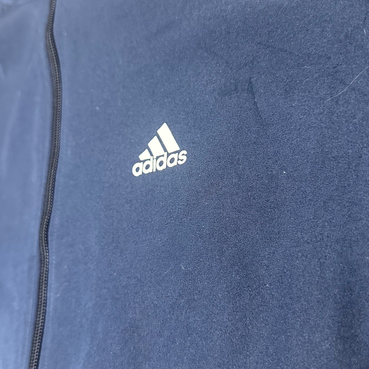 Adidas-Jacke mit Reißverschluss und Logo auf dem Rücken – Größe L (Jungen – 170 cm)