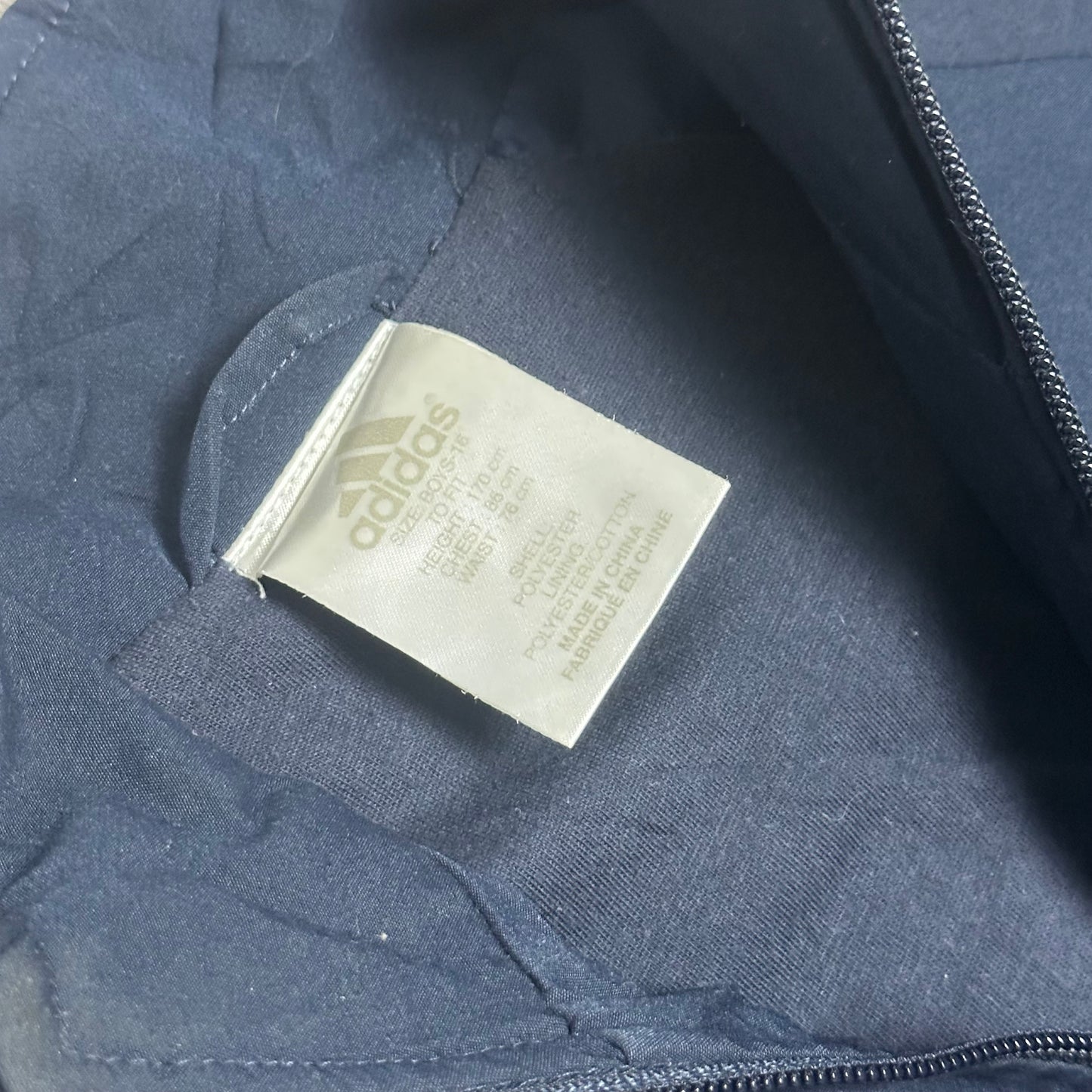 Adidas-Jacke mit Reißverschluss und Logo auf dem Rücken – Größe L (Jungen – 170 cm)