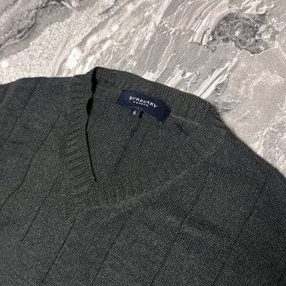Grauer Burberry-Pullover mit V-Ausschnitt – Größe M