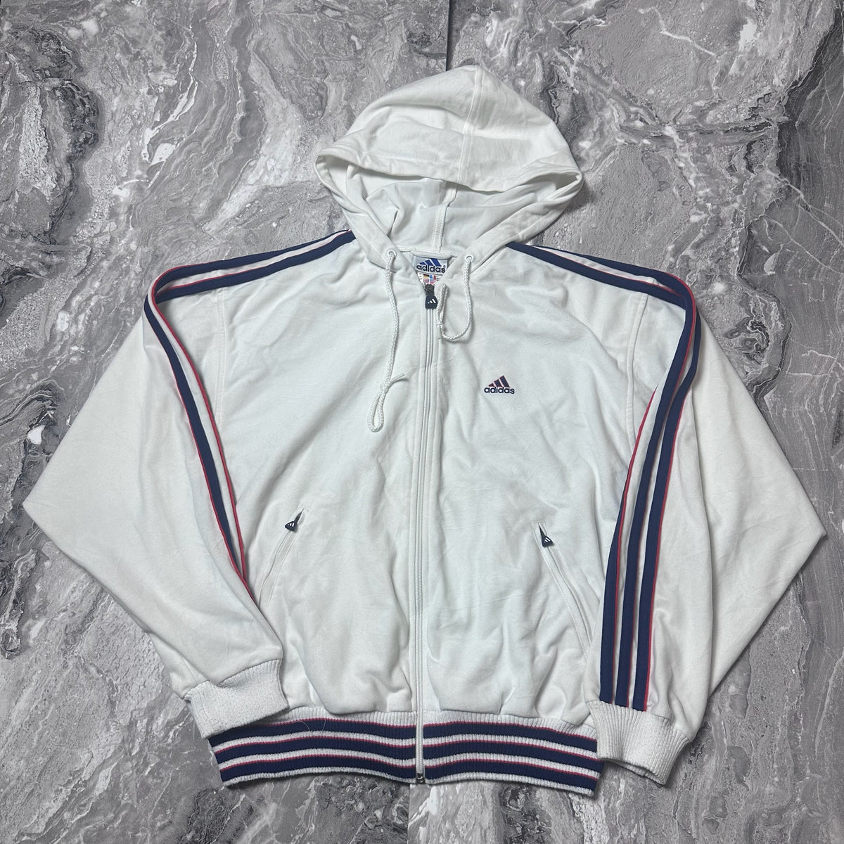 Sweat Adidas blanc rayé bleu et rouge à capuche vue de face