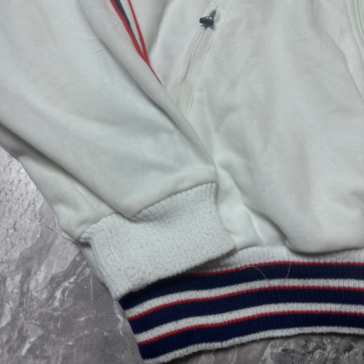Poignet et bas côtelé rayé bleu, blanc et rouge du sweat Adidas