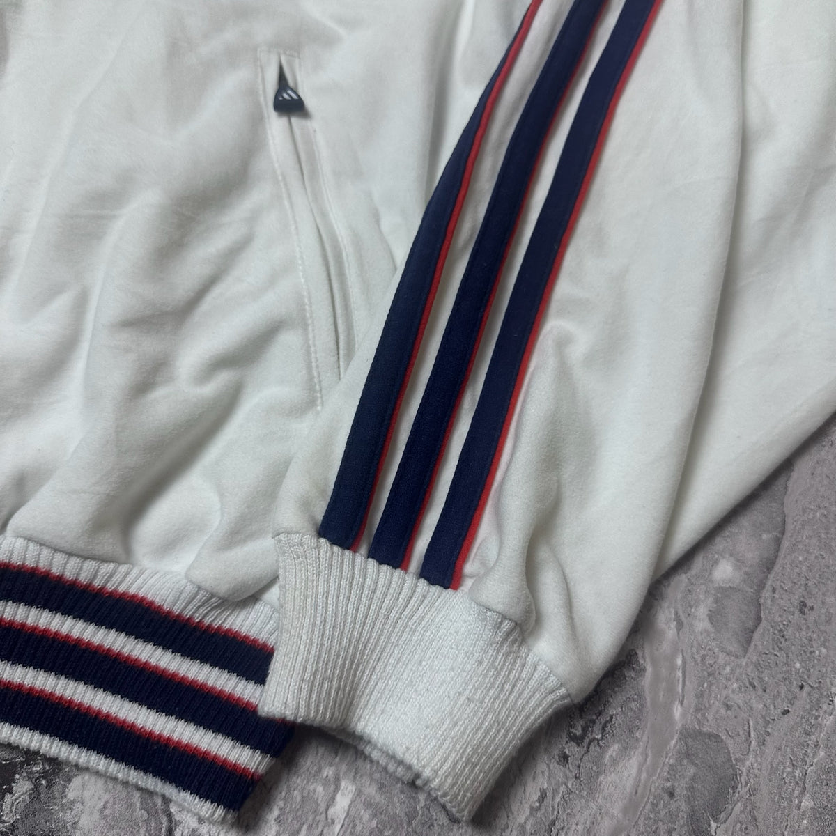 Étiquette Adidas taille 40 cousue dans le sweat blanc