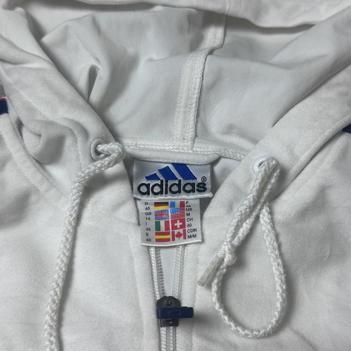 Dos du sweat Adidas blanc rayé bleu et rouge à capuche