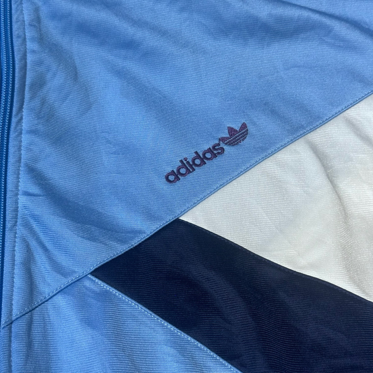 Étiquette Adidas avec taille XL sur la veste