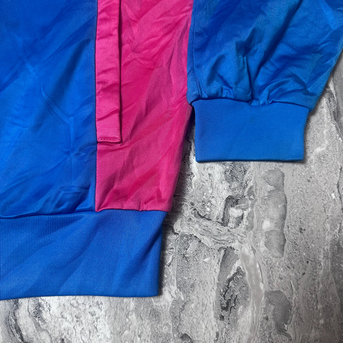 Détail base et poignet de la veste Reebok multicolore