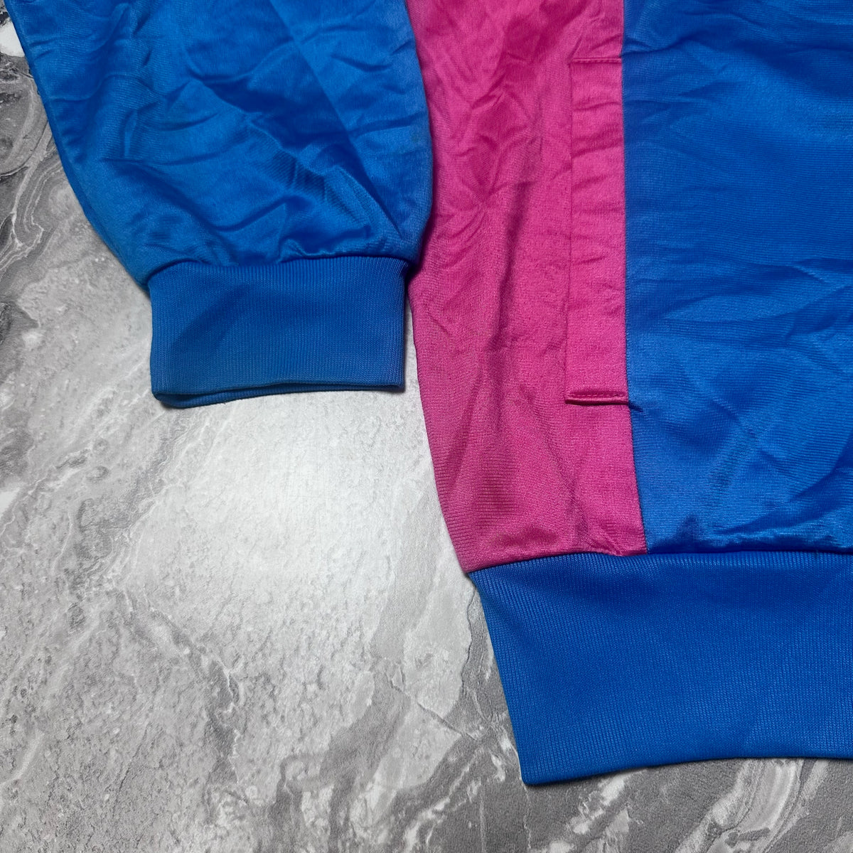 Détail poignet et bord de la veste Reebok multicolore
