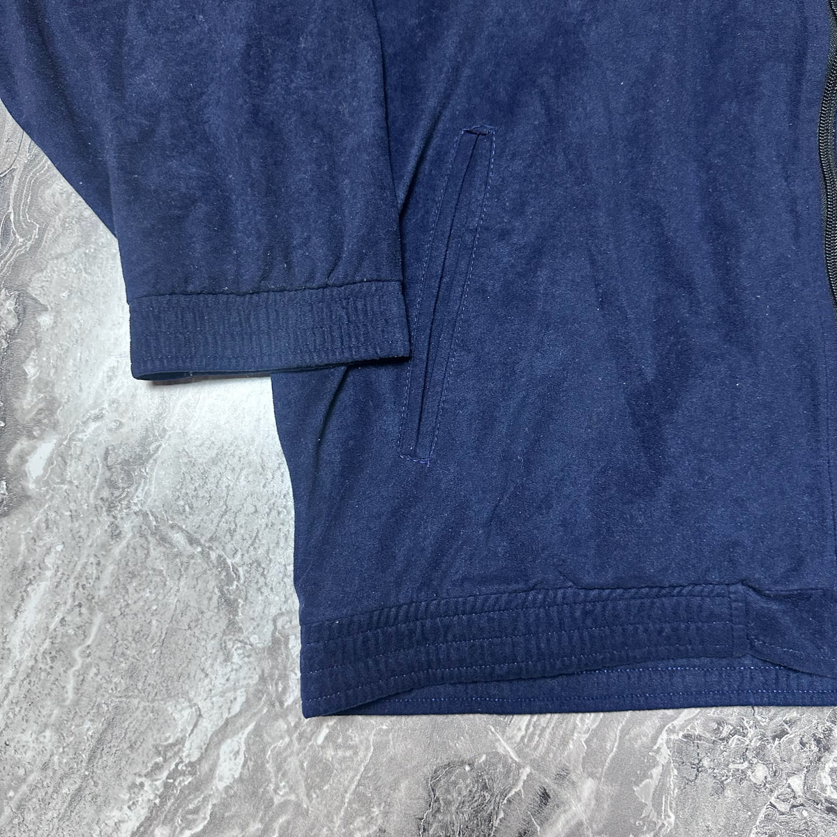 Détail de la poche et manche de la veste Adidas